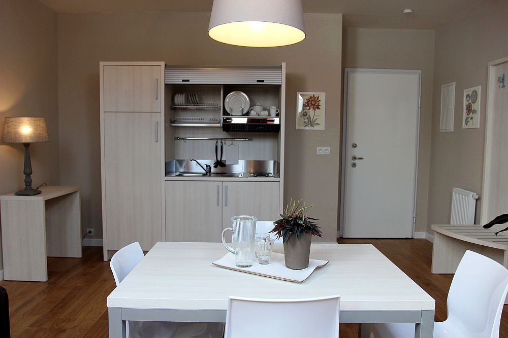 Kroftova obývací pokoj a mini kuchyně
